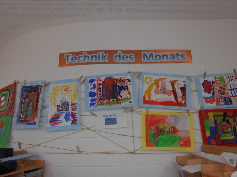 Wand mit Bildern und Kunstwerken von Kindern aufgehängt