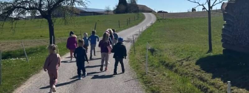 Kinder beim Spaziergang unter blauem Himmel