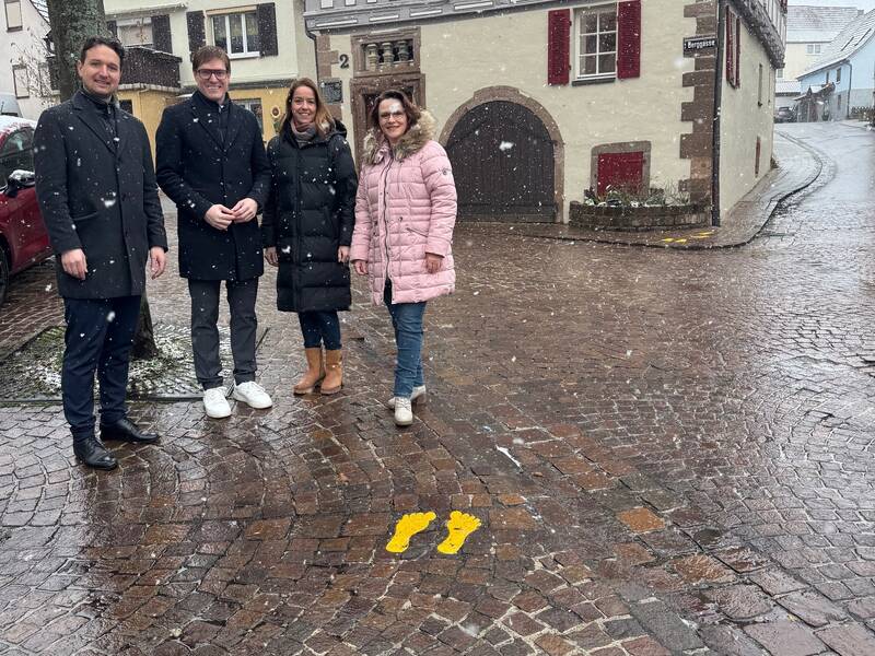 Hauptamtsleiter Florian Bausch und Bürgermeister Markus Kleemann freuen sich mit Bea Hruby und Bettina Plappert von der AG Sicherer Schulweg über die neuen Fußabdrücke